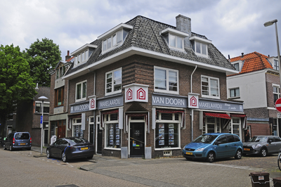 904385 Gezicht op het pand Poortstraat 49 (Van Doorn Makelaardij) te Utrecht, op de hoek met de Ooftstraat (rechts).